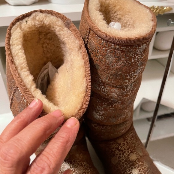 Uggs boots with light gold color logos all around the boots tan and gold - Picture 4 of 14